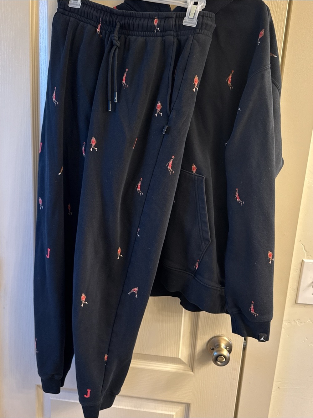 Nike jordan large hoodie and medium jogger Set